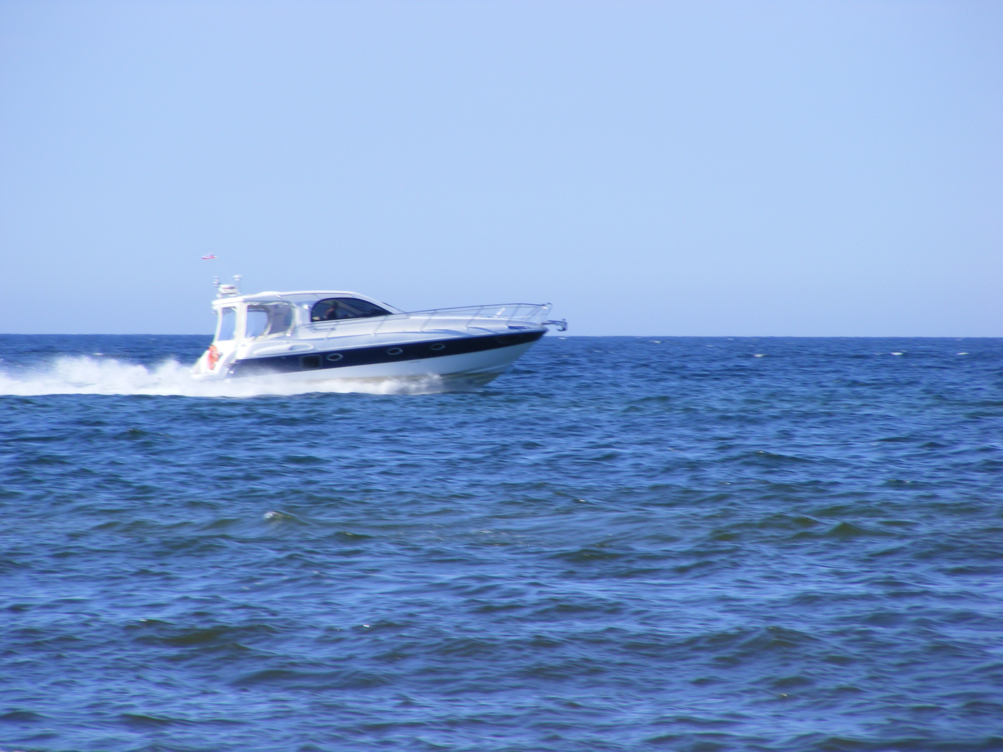 Eine-Yacht-gleitet-über-die-Ostsee